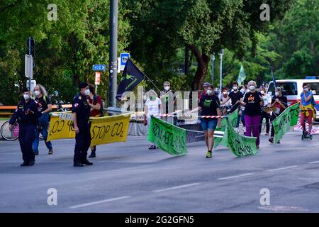 Vienna, Austria. 11 Giugno 2021. Dimostrazione di turnaround del traffico in occasione dei giorni di turnaround del traffico in tutta l'Austria l'11 e il 12 giugno 2021. Credit: Franz PERC / Alamy Live News Foto Stock