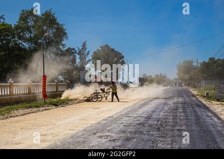 Bellissimo paesaggio di Hai Van Pass da Nang a Hue, Vietnam. Scenario soleggiato. Foto Stock