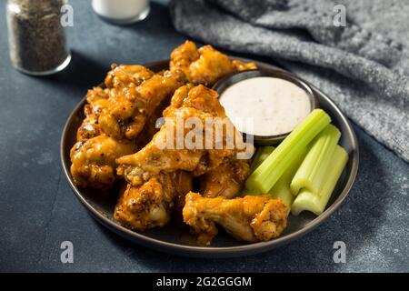 Ali di pollo Peri fatte in casa con ranch e sedano Foto Stock