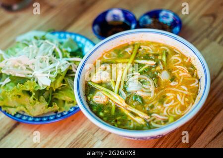 Deliziosa zuppa vietnamita Bun Hue. Zuppa tradizionale servita nel ristorante nel centro di Hue, Vietnam. Foto Stock