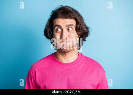Ritratto di bambino arabo giovane uomo tenere aria bocca sguardo vuoto spazio indossare panno rosa isolato su sfondo blu Foto Stock