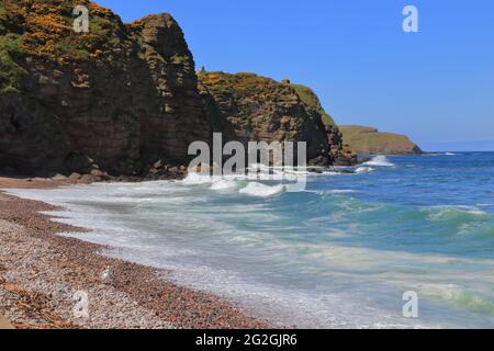 Pennan, un piccolo villaggio nell'Aberdeenshire, Scozia. Composto da un piccolo porto e da un'unica fila di case. Foto Stock