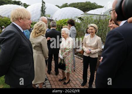 La regina Elisabetta II parla al presidente degli Stati Uniti Joe Biden e a sua moglie Jill mentre frequenta un ricevimento all'Eden Project con il primo ministro Boris Johnson e i leader del G7, durante il vertice del G7 in Cornovaglia. Data immagine: Venerdì 11 giugno 2021. Foto Stock