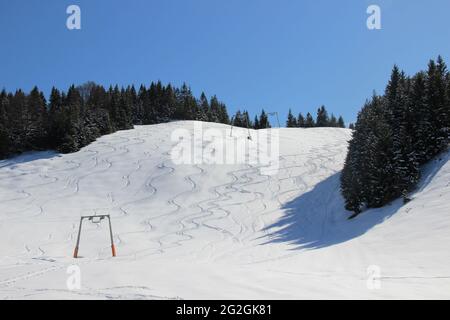 Escursione nella zona sciistica di Mittenwald am Wildensee, Hoher Kranzberg, piste innevate, Europa, Germania, Baviera, alta Baviera, Mittenwald, Werdenfelser Land, Isar Valley Foto Stock