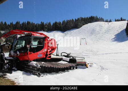 PistenBully nella neve, escursione nella zona sciistica di Mittenwald am Wildensee, Hoher Kranzberg, piste nella neve, Europa, Germania, Baviera, alta Baviera, Mittenwald, Werdenfelser Land, Isar Valley Foto Stock