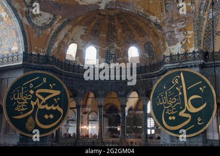 L'incredibile soffitto e il design interno della famosa sala di preghiera principale della Moschea di Hagia Sophia, Istanbul, Turchia Foto Stock
