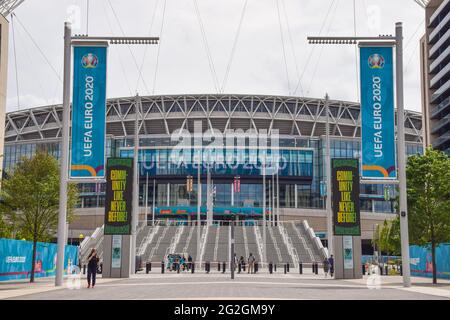 Londra, Regno Unito. 11 Giugno 2021. Banner e cartelli UEFA Euro 2020 fuori dallo stadio Wembley in vista del torneo di calcio, che si svolgerà dall'11 giugno all'11 luglio 2021. Foto Stock