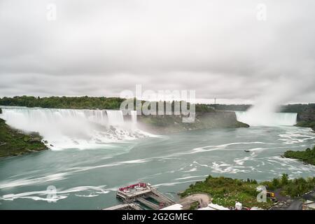 Il maestoso paesaggio delle cascate americane che conduce alle cascate Horseshoe alle cascate del Niagara, Ontario, Canada Foto Stock