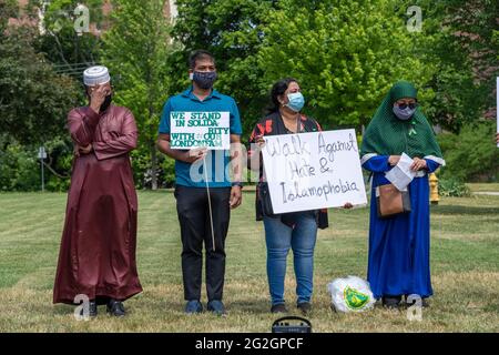 Toronto, Canada-11 giugno 2021: Una passeggiata contro l'odio e l'islamofobia è stata tenuta nel Danforth in solidarietà con la famiglia uccisa a Londra, Ontario Foto Stock