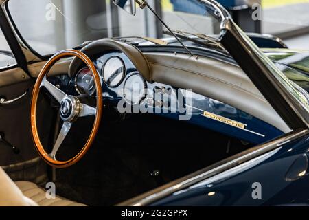 Wroclaw, Polonia - Luglio 18 2020: Mostra di modelli Porsche classici al Porsche Centrum Wrocław Foto Stock