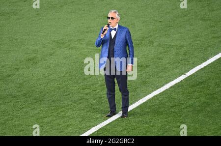 Roma, Italia. 11 Giugno 2021. Calcio: Campionato europeo, turno preliminare, Gruppo A, Turchia - Italia allo Stadio Olimpico di Roma. Andrea Bocelli canta alla cerimonia di apertura del Campionato europeo prima della partita. Importante: Solo per scopi redazionali di segnalazione di notizie. Non utilizzato per scopi commerciali o di marketing senza previa approvazione scritta della UEFA. Le immagini devono apparire come immagini fisse e non devono emulare le riprese video con azione di corrispondenza. Foto Stock