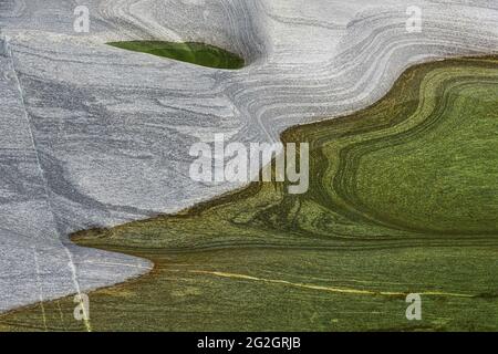 Impressioni da Lavertezzo in Val Verzasca, Locarno, Canton Ticino in Svizzera: Meta turistica molto apprezzata per escursioni, immersioni e nuoto. Strutture sulle rocce. Foto Stock