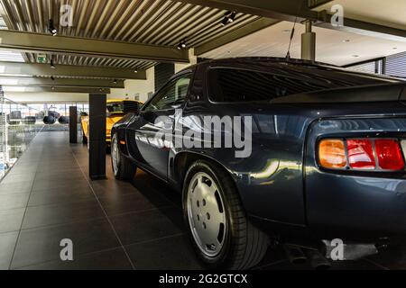 Wroclaw, Polonia - Luglio 18 2020: Mostra di modelli Porsche classici al Porsche Centrum Wrocław Foto Stock