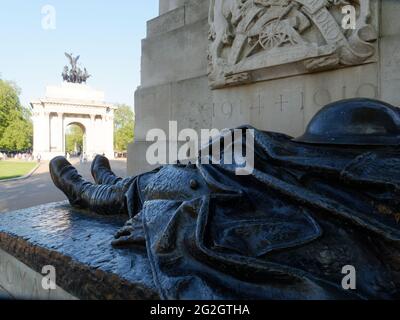 Londra, Grande Londra, Inghilterra - 27 maggio 2021: Memoriale dell'artiglieria con il Wellington Arch, noto anche come Constitution Arch dietro, Hyde Park Corner. Foto Stock