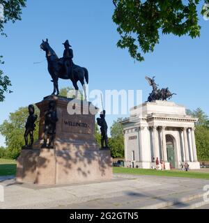 Londra, Greater London, England - 27 maggio 2021: Statua del Duca di Wellington con il Wellington Arch aka Constitution Arch dietro, Hyde Park Corner Foto Stock
