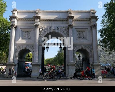 Londra, Grande Londra, Inghilterra - 27 maggio 2021: Pedoni e ciclista accanto a Marble Arch. Foto Stock