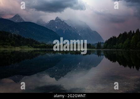 Il bacino idrico di Isar vicino a Mittenwald e le montagne di Karwendel sullo sfondo. Foto Stock