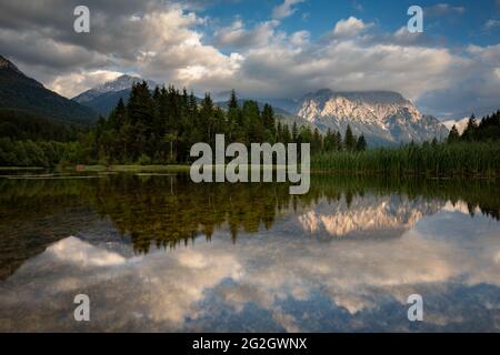 Il bacino idrico di Isar vicino a Mittenwald e le montagne di Karwendel sullo sfondo. Foto Stock