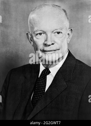 Dwight David Eisenhower (1890-1969), 34° presidente degli Stati Uniti, Ritratto di testa e spalle, anni 50 Foto Stock