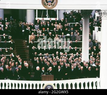 USA Chief Justice Earl Warren Administering Oath of Office to Dwight D. Eisenhower, East Portico, U.S. Capitol, Washington, D.C., USA, architetto del Campidoglio, 21 gennaio 1957 Foto Stock