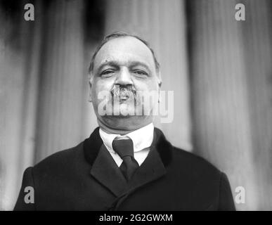 Charles Curtis, senatore degli Stati Uniti dal Kansas e successivamente vice presidente degli Stati Uniti sotto il presidente degli Stati Uniti Herbert Hoover, ritratto della testa e delle spalle, National Photo Company, 1920 Foto Stock