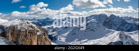 Vista panoramica dalla terrazza panoramica del Sass Pordoi sul gruppo Fanes e Marmolada, 3343 m, catena del Sella, Passo Pordoi, Sellaronda, Alto Adige, Alto Adige, Dolomiti, Italia, Europa Foto Stock