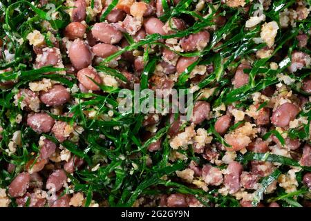 Preparazione dei semi di tropeiro, piatto brasiliano Foto Stock