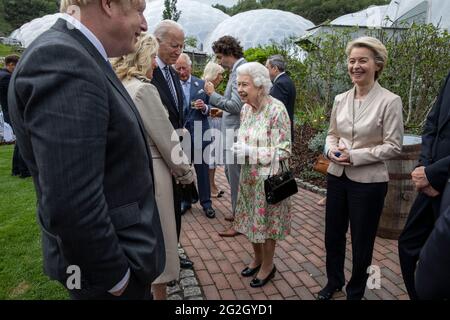 La regina Elisabetta II parla al presidente degli Stati Uniti Joe Biden e a sua moglie Jill mentre frequenta un ricevimento all'Eden Project con il primo ministro Boris Johnson e i leader del G7, durante il vertice del G7 in Cornovaglia. Data immagine: Venerdì 11 giugno 2021. Foto Stock