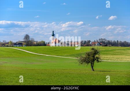 Germania, Baviera, alta Baviera, distretto Ebersberg, Baiern, Quartiere Anterselva, vista sulla città con Jakobskirche Foto Stock