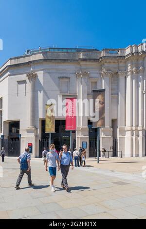 La gente fuori e circa passa dall'Ala Sainsbury della Galleria Nazionale. Londra, Inghilterra, Regno Unito Foto Stock