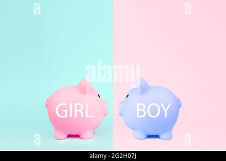 Due banchi di piggy su sfondo blu rosa. Risparmio di denaro per investimenti futuri di pianificazione per UN NEONATO O UNA RAGAZZA. Budget per un nuovo bambino Foto Stock