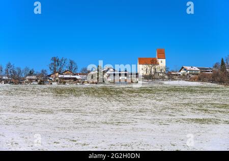 Germania, Baviera, alta Baviera, Tölzer Land, Dietramszell, Distretto Thankirchen, paesaggio invernale e vista del villaggio con la chiesa di San Katharina ramo Foto Stock