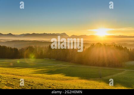 Germania, Baviera, alta Baviera, Tölzer Land, Dietramszell, Quartiere Peretshofen, Peretshofer Höhe, vista sulla catena alpina Foto Stock