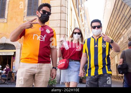 Roma, Italia. 11 Giugno 2021. Ragazzi turchi a Piazza di pietra a Roma (Foto di Matteo Nardone/Pacific Press/Sipa USA) Credit: Sipa USA/Alamy Live News Foto Stock