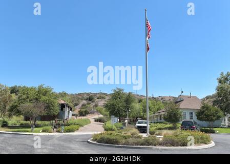 BREA, CALIFORNIA - 9 GIU 2021: Il Museo Olinda Oil e il parcheggio Trail e gli edifici principali. Foto Stock