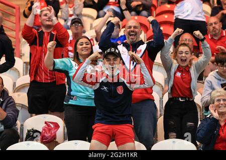 I fan di Hull KR celebrano Shaun Kenny-Dowall (4) della prova di Hull KR come il tot up the point, Hull KR 24-4 Salford Foto Stock