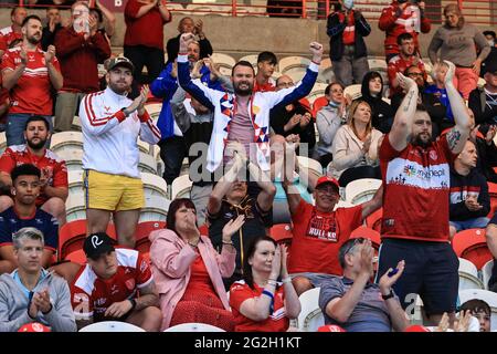 I fan di Hull KR celebrano Shaun Kenny-Dowall (4) della prova di Hull KR come il tot up the point, Hull KR 24-4 Salford Foto Stock