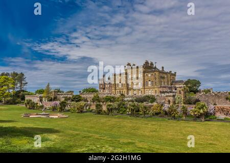 Scozia. Guardando verso il Castello di Culzean dal giardino murato e Fountain Court verde. Foto Stock