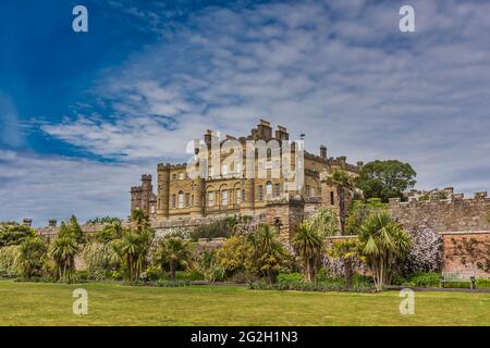 Scozia. Guardando verso il Castello di Culzean dal giardino murato e Fountain Court verde. Foto Stock