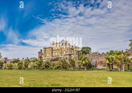 Scozia. Guardando verso il Castello di Culzean dal giardino murato e Fountain Court verde. Foto Stock