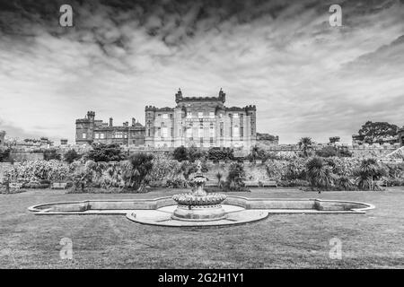 Scozia. Guardando verso il Castello di Culzean dal giardino murato e Fountain Court verde. Foto Stock