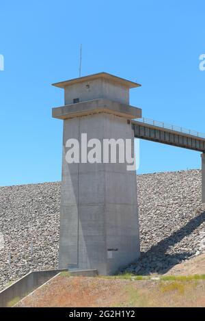 BREA, CALIFORNIA - 9 GIU 2021: La diga del Carbon Canyon fu costruita nel 1959 come risposta alla crescita dei contati Orange e alla necessità di controllare le alluvioni. Foto Stock