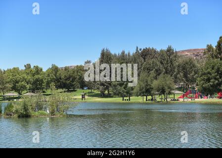 BREA, CALIFORNIA - 9 GIU 2021: Il lago al Carbon Canyon Regional Park. Foto Stock