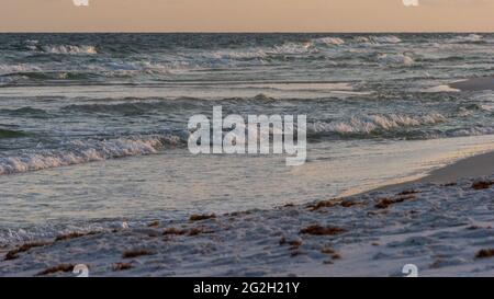 Le onde si infrangono nel Gulf Island National Seashore vicino a Pensacola, Florida, il 10 giugno 2021. Foto Stock