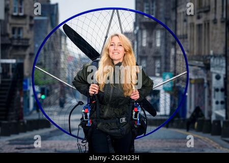 Sacha Dench con il suo Paramotor, Sacha sta dando un discorso a quest'anno Edinburgh Science Festival Foto Stock