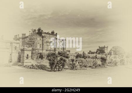 Scozia. Guardando verso il Castello di Culzean dal giardino murato e Fountain Court verde. Foto Stock