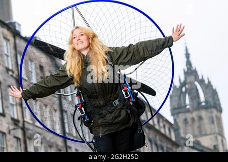 Sacha Dench con il suo Paramotor, Sacha sta dando un discorso a quest'anno Edinburgh Science Festival Foto Stock