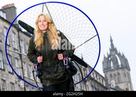 Sacha Dench con il suo Paramotor, Sacha sta dando un discorso a quest'anno Edinburgh Science Festival Foto Stock