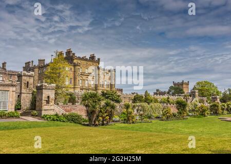 Scozia. Guardando verso il Castello di Culzean dal giardino murato e Fountain Court verde. Foto Stock