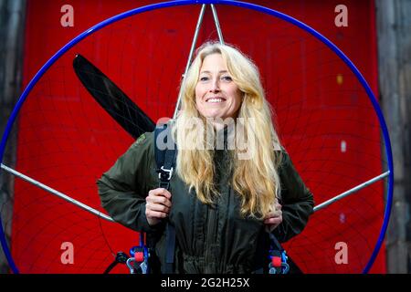 Sacha Dench con il suo Paramotor, Sacha sta dando un discorso a quest'anno Edinburgh Science Festival Foto Stock